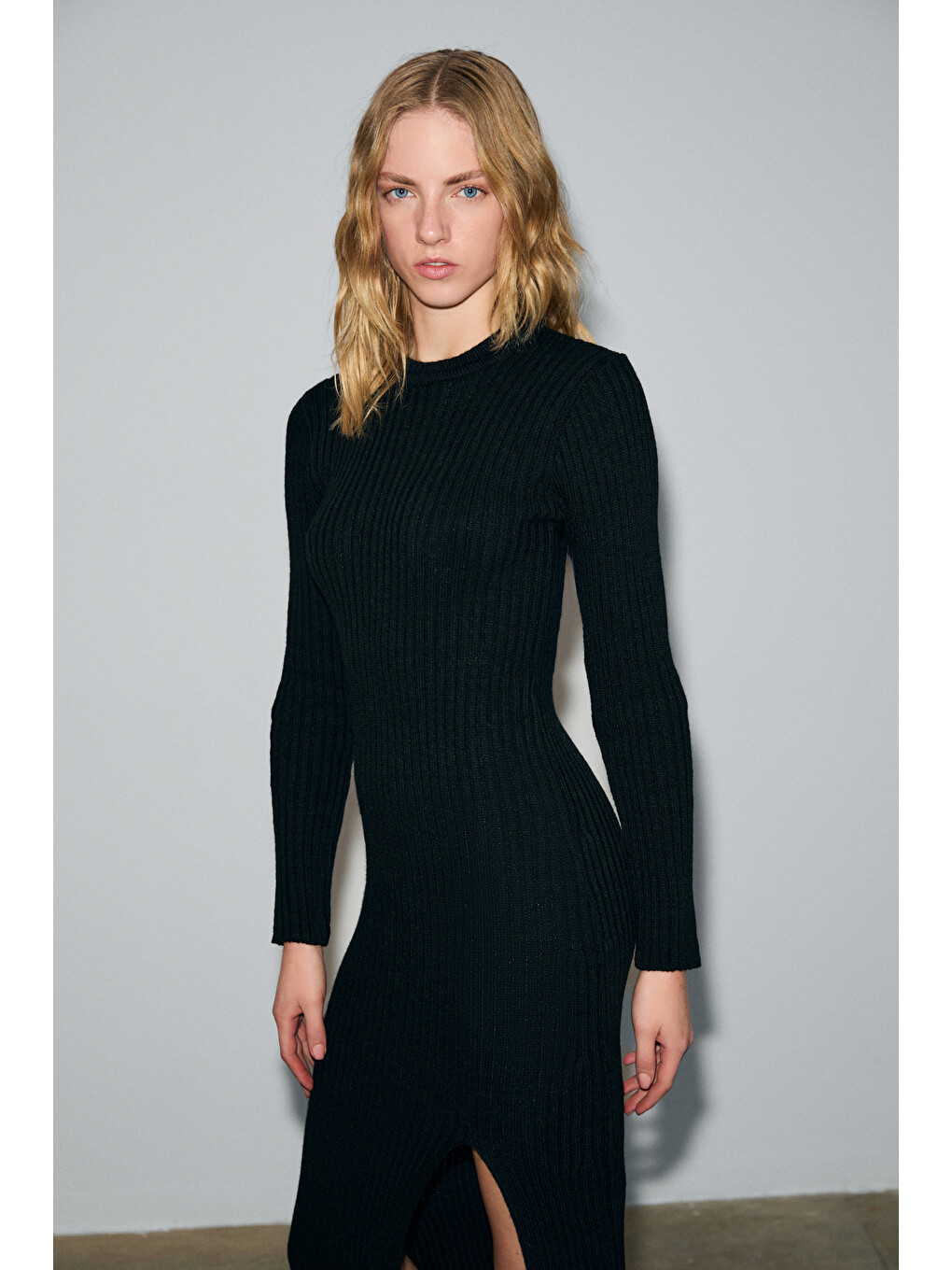 Soreya Kadın Yuvarlak Yaka Çizgi Desenli Yırtmaçlı Slim Fit Triko Siyah Elbise-3