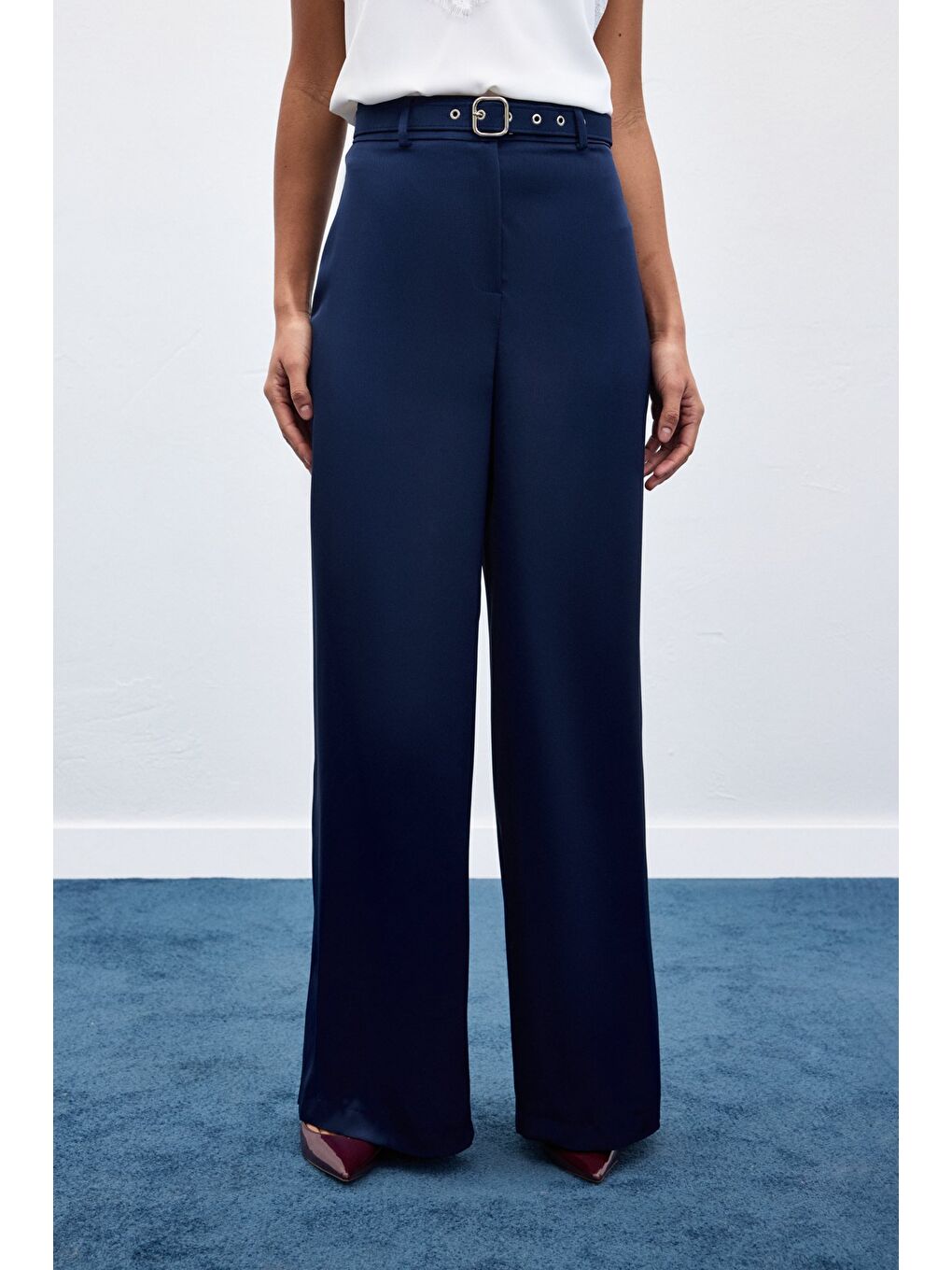 Kemer Detaylı Saten Pantolon - Lacivert-5