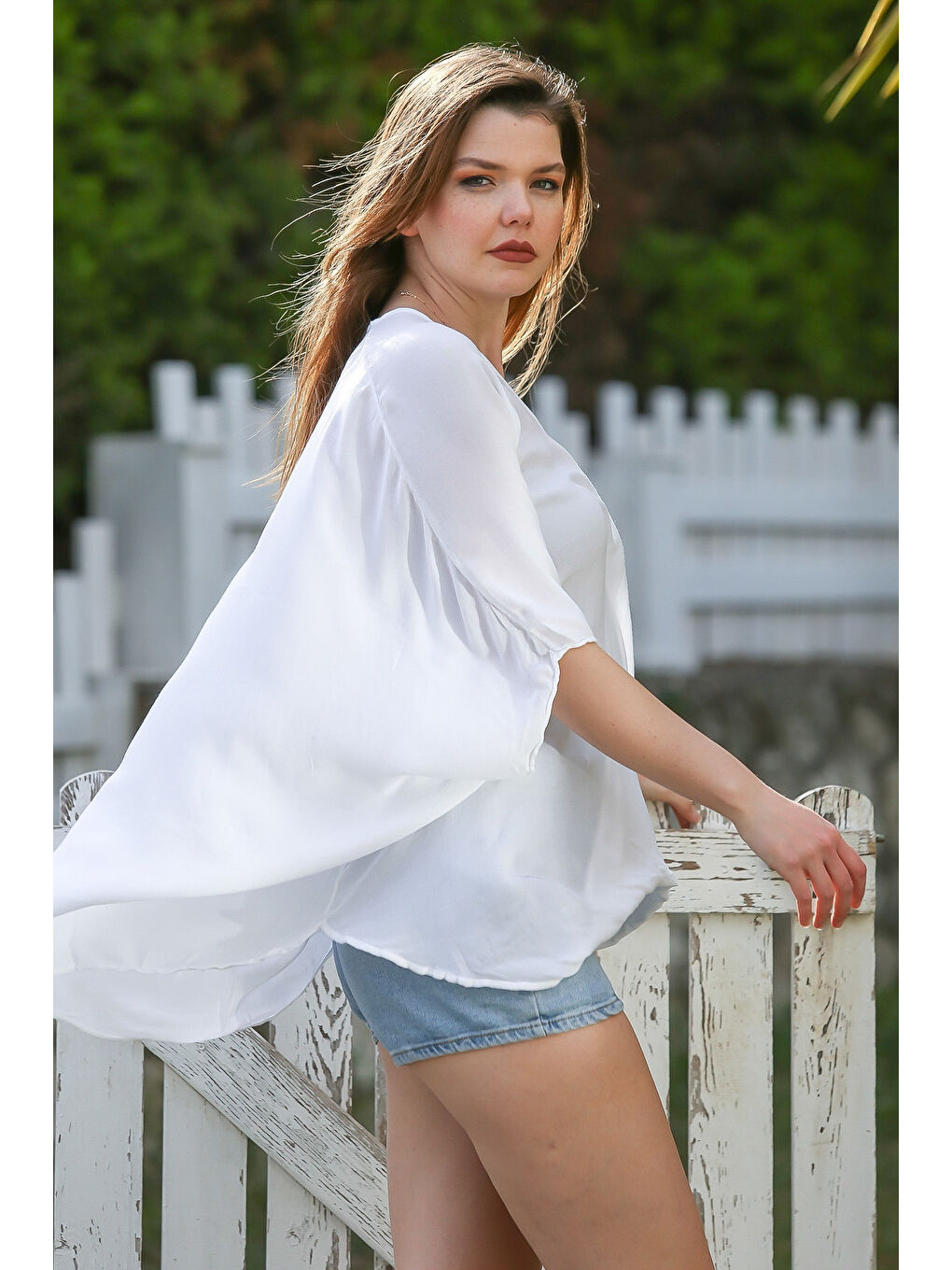 Beyaz Kruvaze Yaka Yarasa Kol Düğmeli İnce Casual Oversize Dokuma Bluz 75 85-1