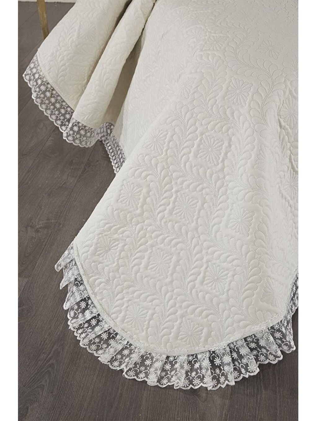 Ekru Zoya Dantelli Kapitoneli Ultrasonik Çift Kişilik Yatak Örtüsü Krem-1