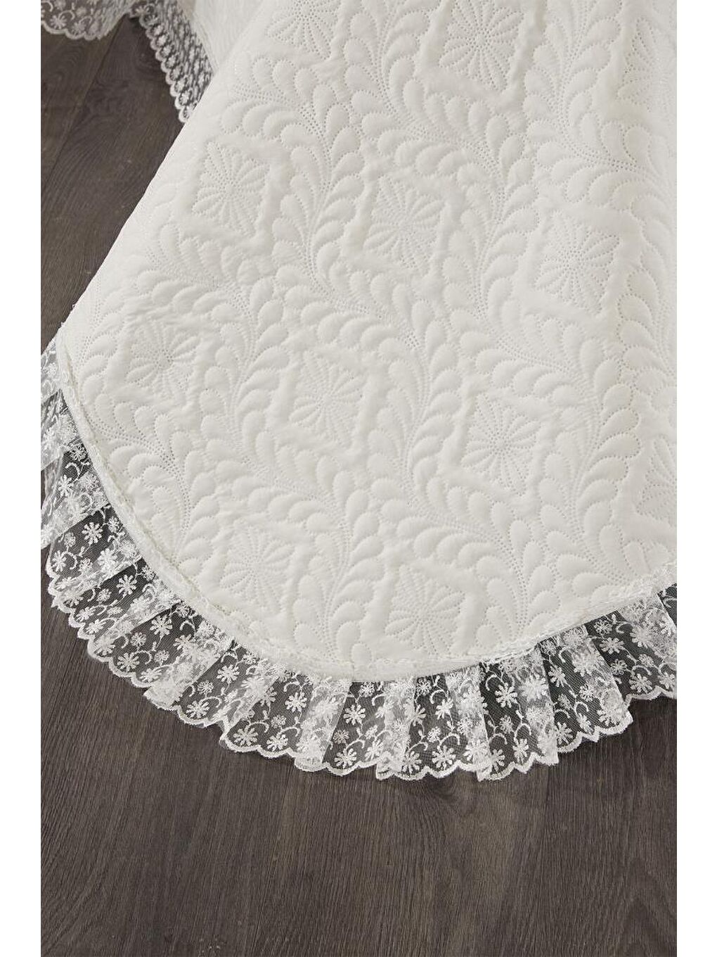 Ekru Zoya Dantelli Kapitoneli Ultrasonik Çift Kişilik Yatak Örtüsü Krem-2