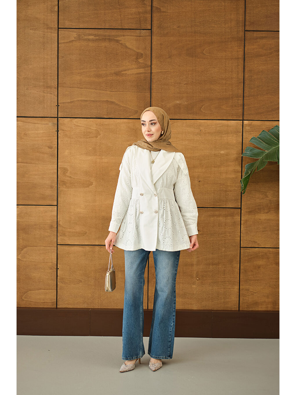 Kadın Kruvaze Yaka Brode Detaylı Apoletli Ceket Beyaz-1