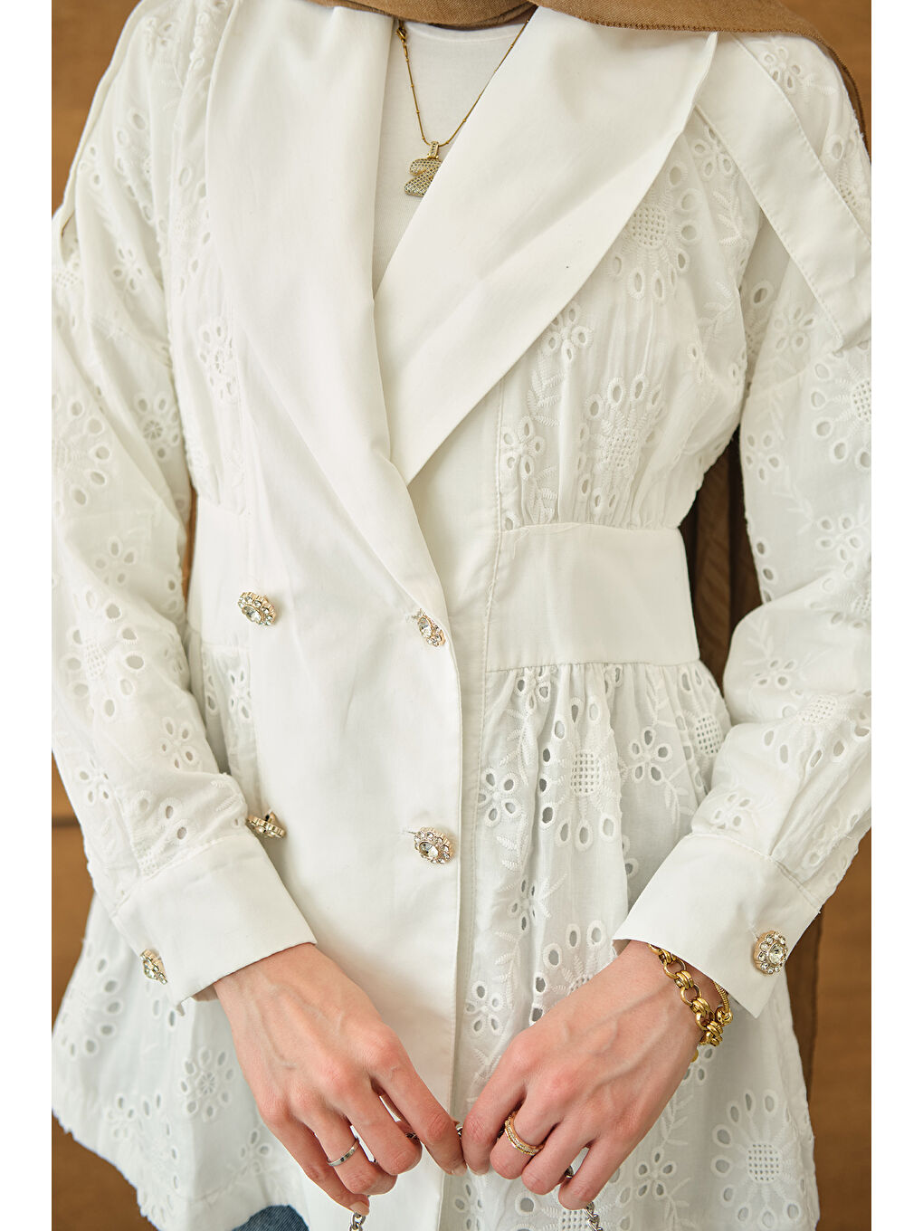 Kadın Kruvaze Yaka Brode Detaylı Apoletli Ceket Beyaz-4