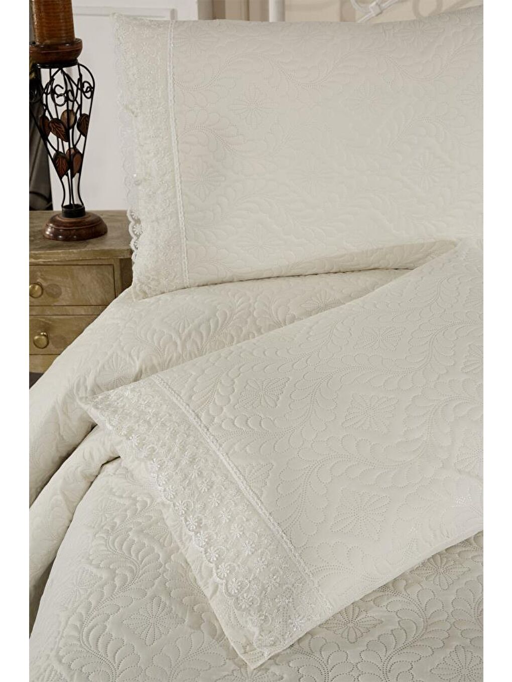 Ekru Zoya Dantelli Kapitoneli Ultrasonik Çift Kişilik Yatak Örtüsü Krem-6