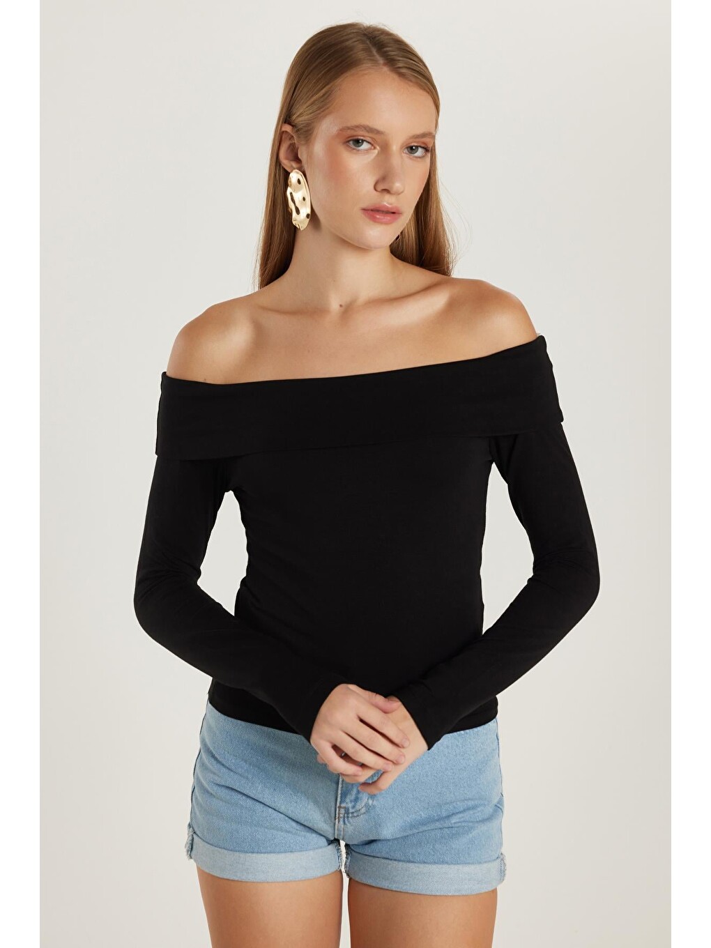 Kadın Slim Fit Dar Kesim Uzun Kol Kayık Yaka Siyah Bluz-1