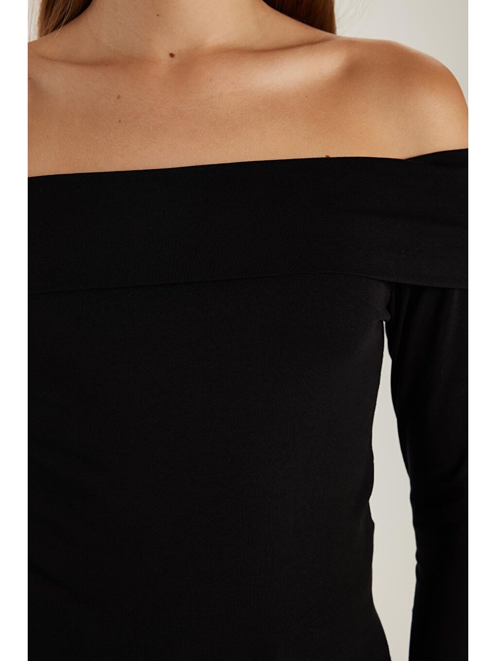 Kadın Slim Fit Dar Kesim Uzun Kol Kayık Yaka Siyah Bluz-2