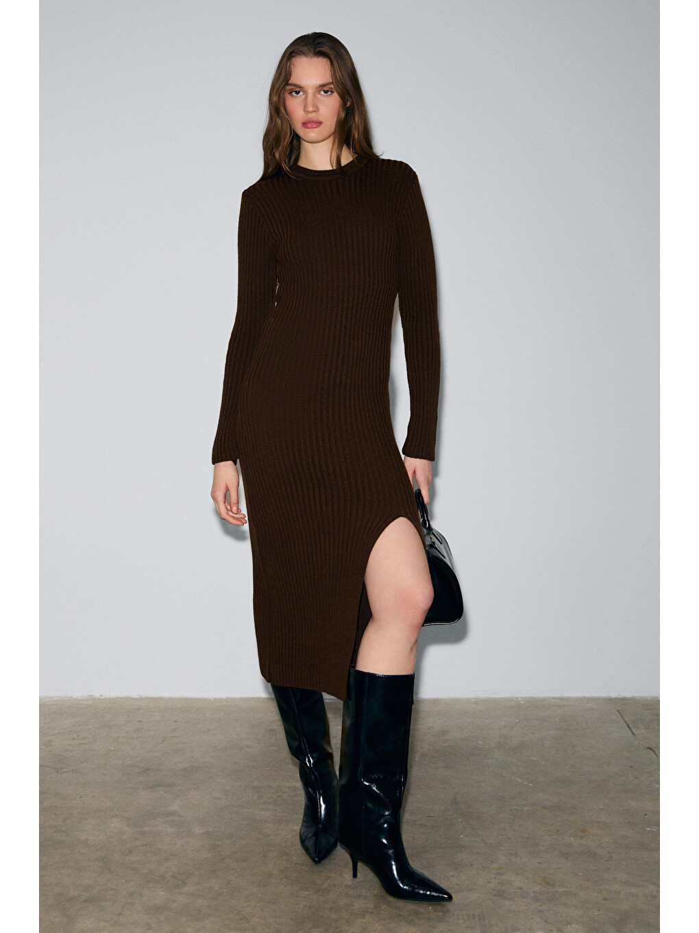 Kahverengi Soreya Kadın Yuvarlak Yaka Çizgi Desenli Yırtmaçlı Slim Fit Triko Acı Kahve Elbise-2