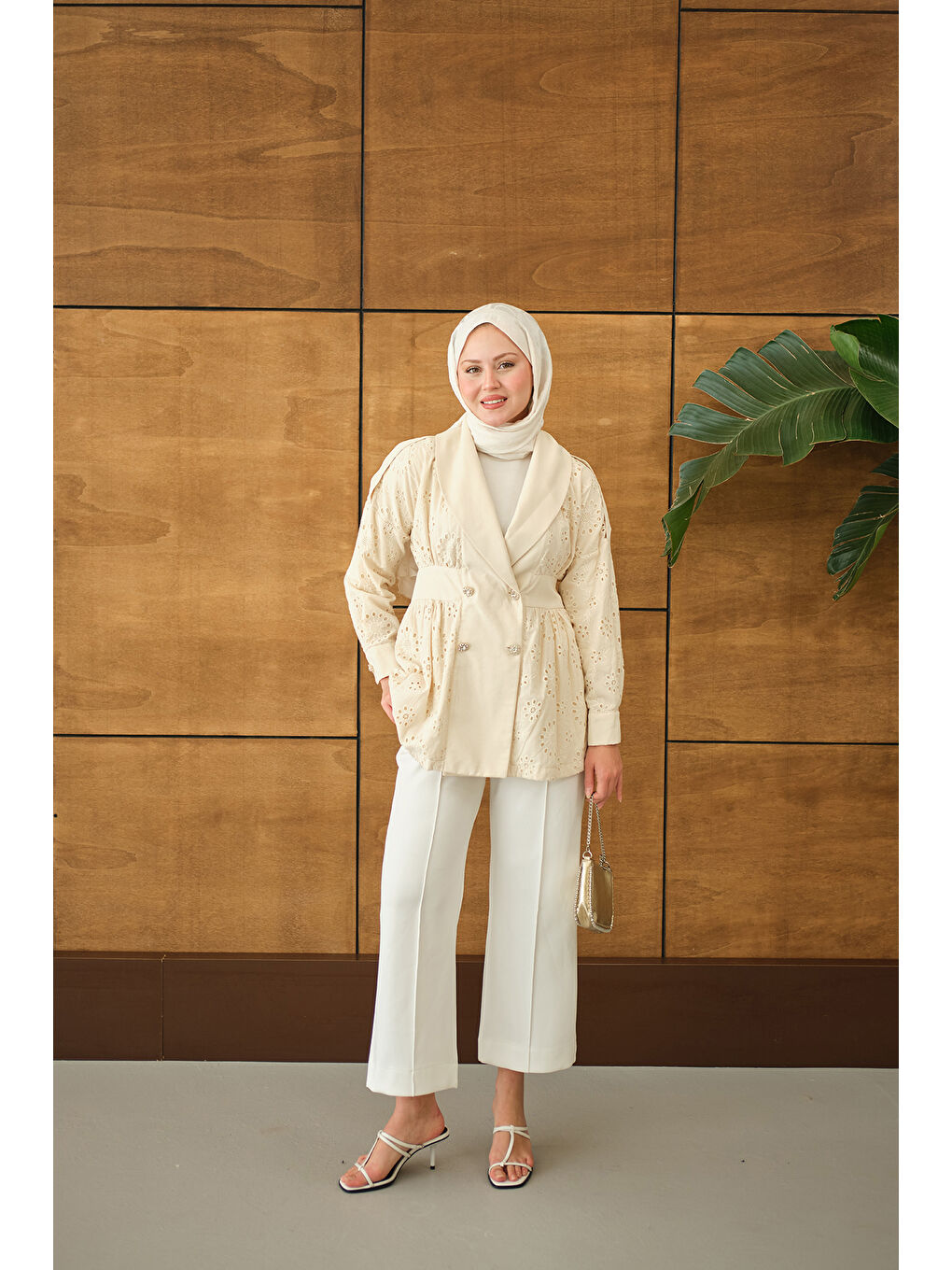 Ekru Kadın Kruvaze Yaka Brode Detaylı Apoletli Ceket Krem-1