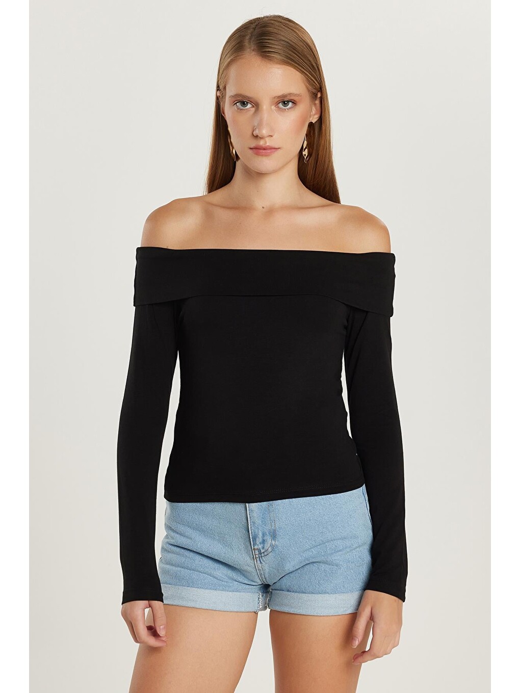 Kadın Slim Fit Dar Kesim Uzun Kol Kayık Yaka Siyah Bluz-3