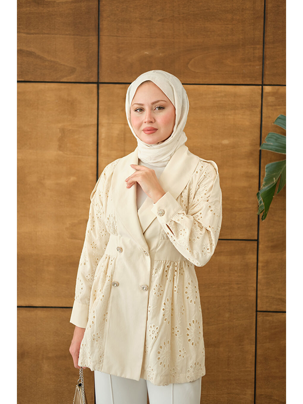 Ekru Kadın Kruvaze Yaka Brode Detaylı Apoletli Ceket Krem-2
