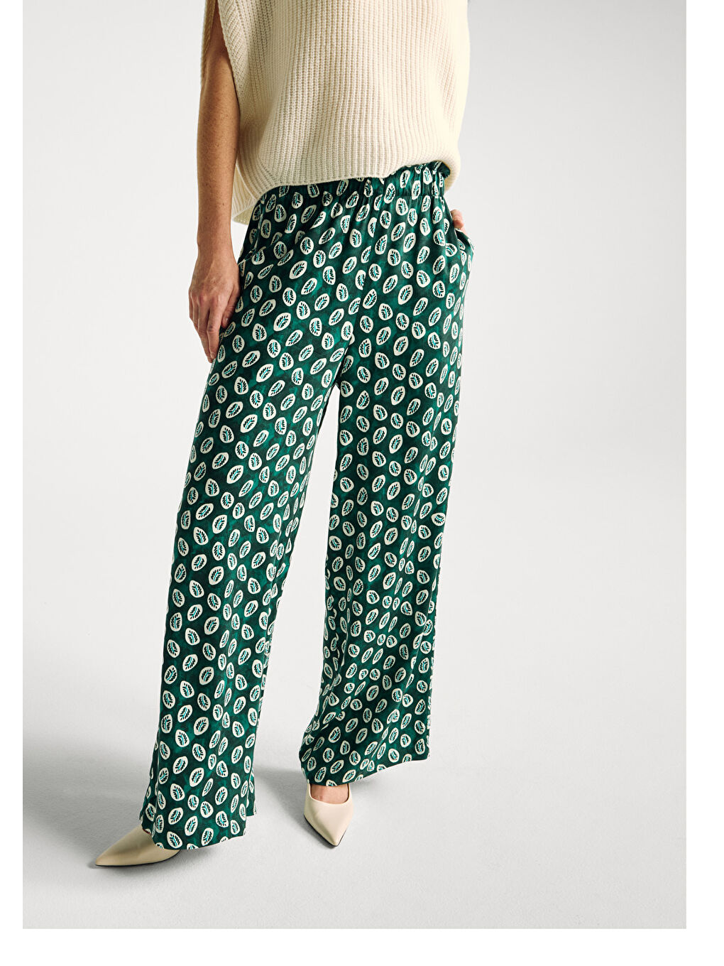 Kadın Yeşil %100 Viskon Rahat Kesim Beli Lastikli Cepli Pantolon-4