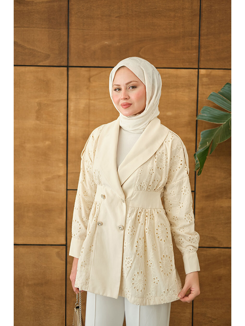 Ekru Kadın Kruvaze Yaka Brode Detaylı Apoletli Ceket Krem-3