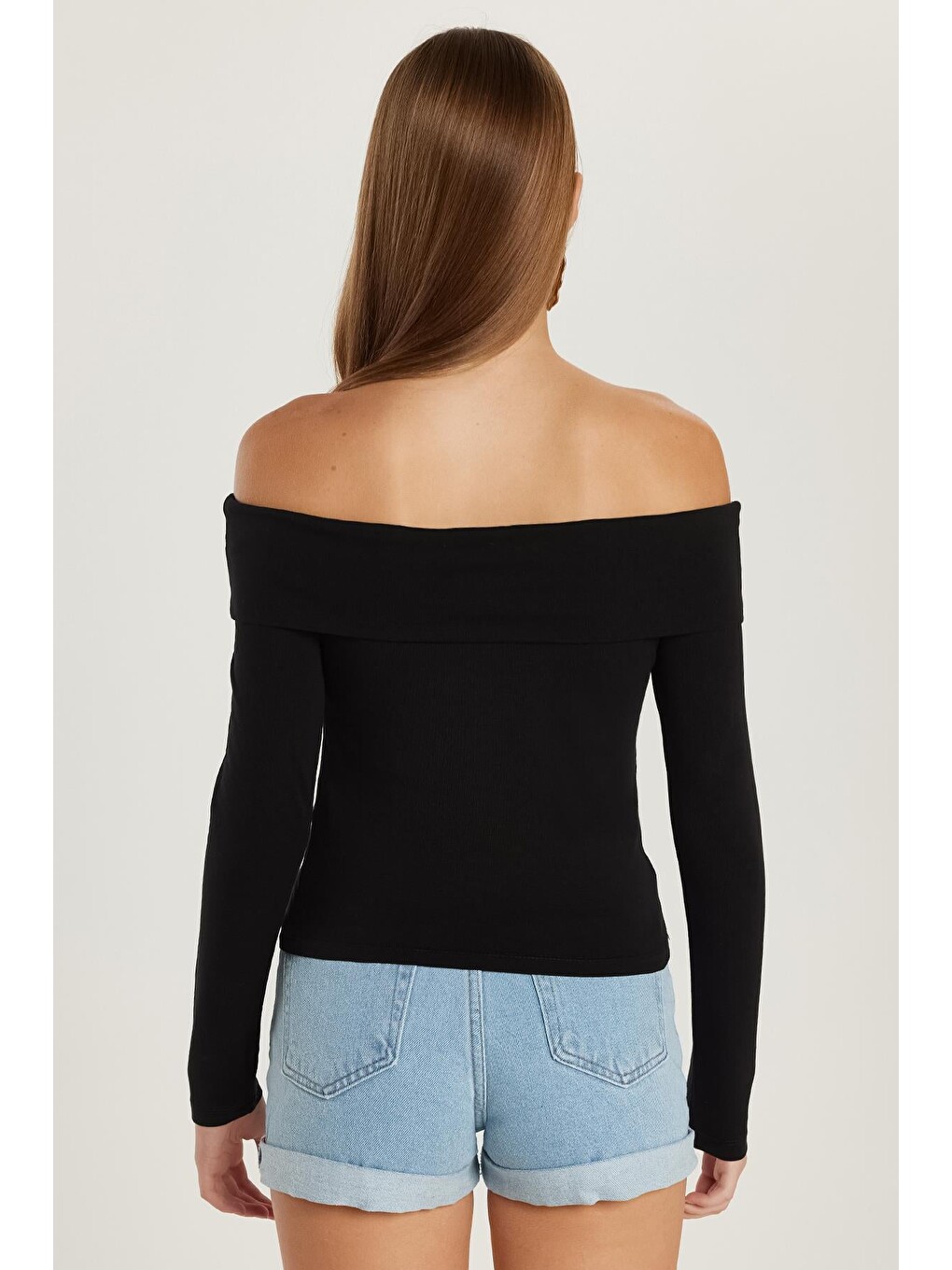 Kadın Slim Fit Dar Kesim Uzun Kol Kayık Yaka Siyah Bluz-4