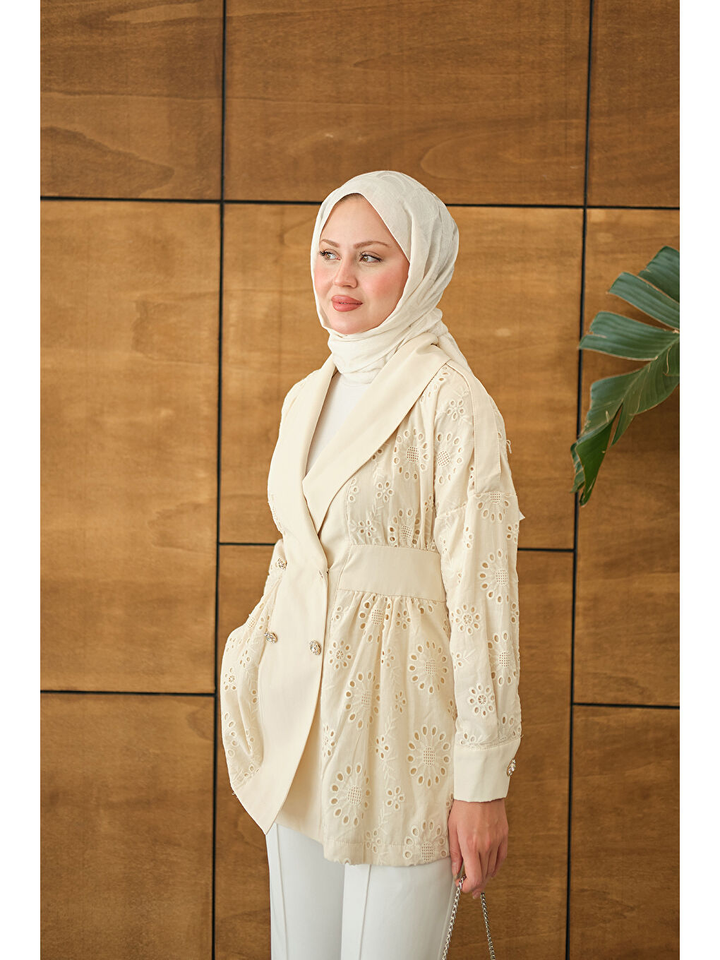 Ekru Kadın Kruvaze Yaka Brode Detaylı Apoletli Ceket Krem-4