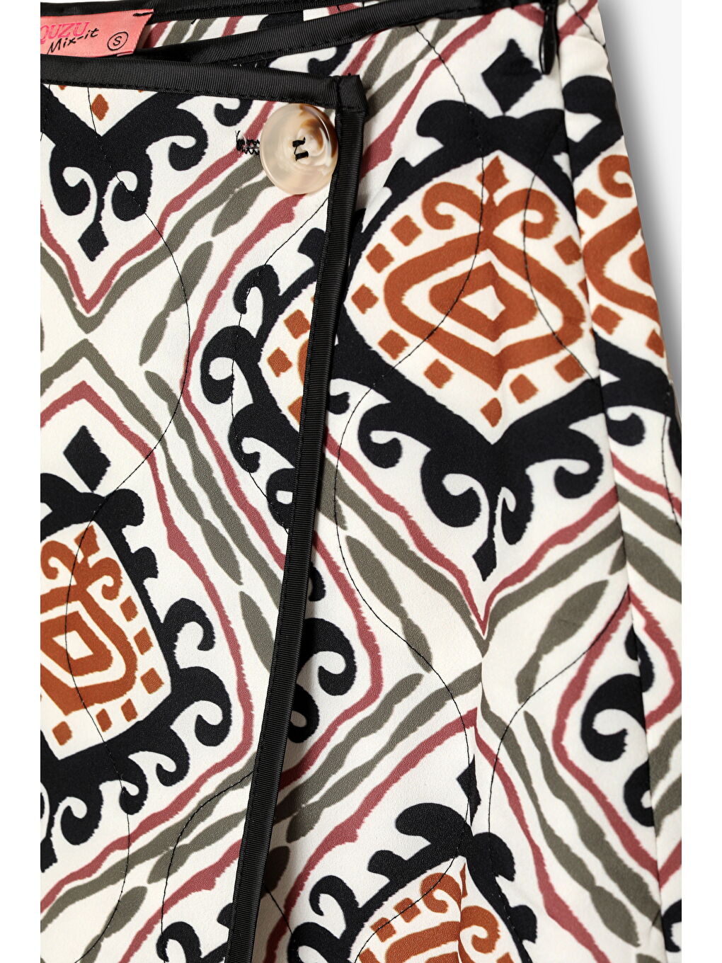 Etnik Desenli Biye Detaylı Kapitone Mini Şort Etek Ekru-1