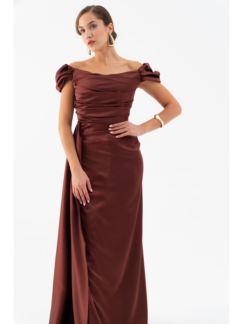 Kadın Kahverengi Kayık Yaka Kuyruklu Uzun Saten Abiye & Mezuniyet Elbisesi-2