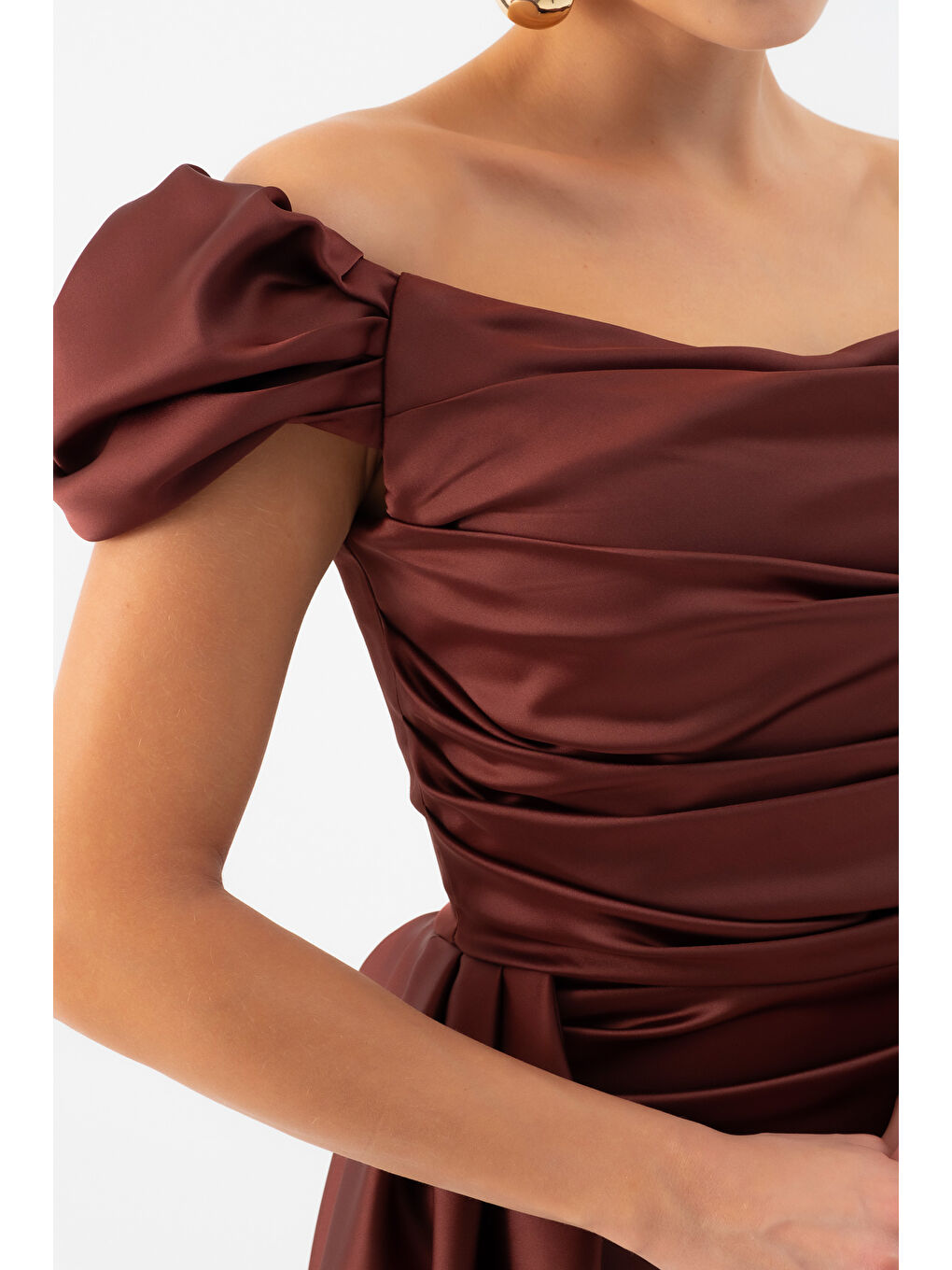 Kadın Kahverengi Kayık Yaka Kuyruklu Uzun Saten Abiye & Mezuniyet Elbisesi-3