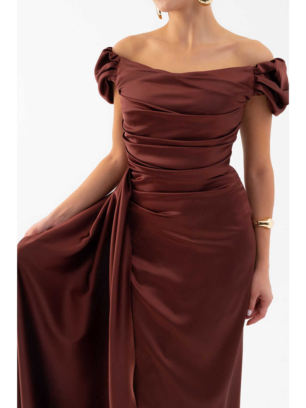 Kadın Kahverengi Kayık Yaka Kuyruklu Uzun Saten Abiye & Mezuniyet Elbisesi-4