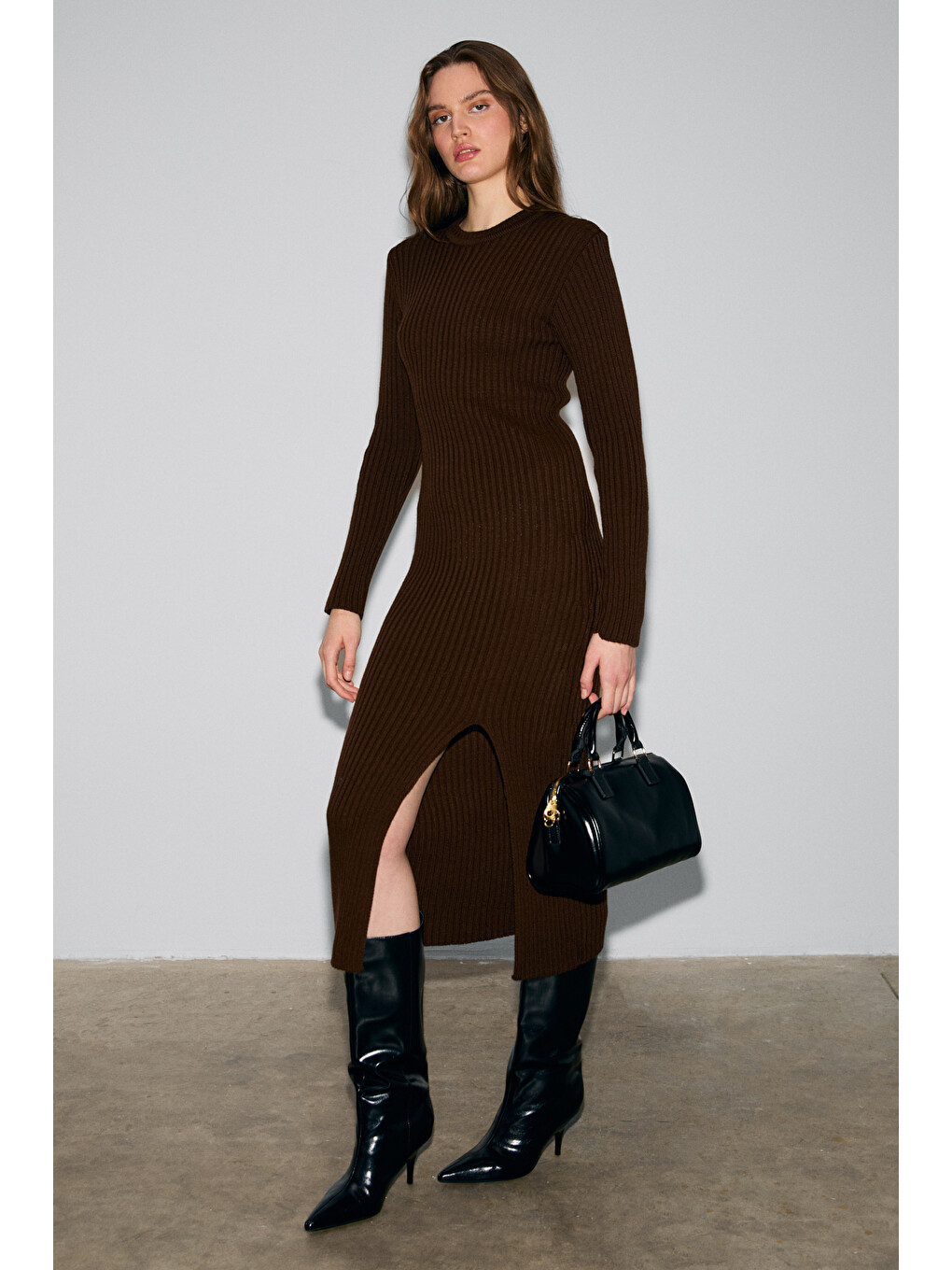 Kahverengi Soreya Kadın Yuvarlak Yaka Çizgi Desenli Yırtmaçlı Slim Fit Triko Acı Kahve Elbise-3
