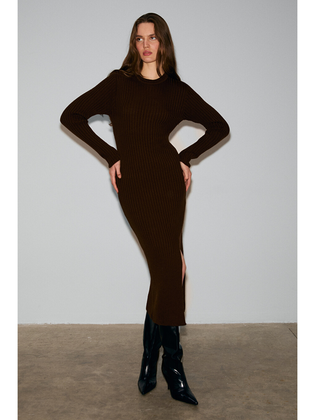 Kahverengi Soreya Kadın Yuvarlak Yaka Çizgi Desenli Yırtmaçlı Slim Fit Triko Acı Kahve Elbise-4