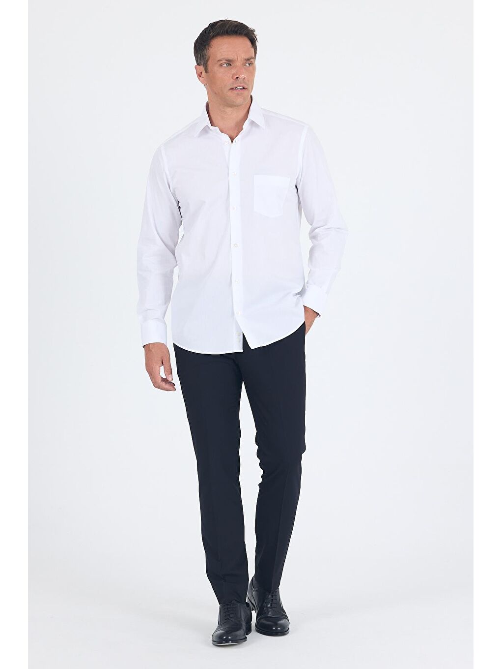 Beyaz Sert Yaka Uzun Kol Cepli Comfort Fit %100 Pamuk Gömlek 1004250222-1