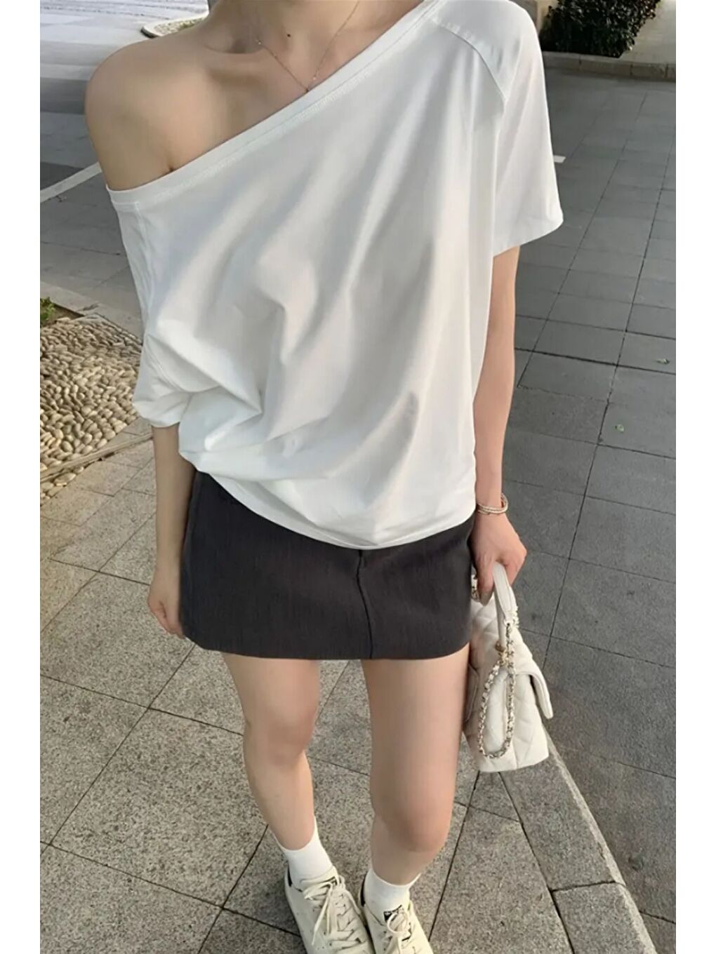 Beyaz Kadın Düşük Omuz Kayık Yaka Oversize T-Shirt-1