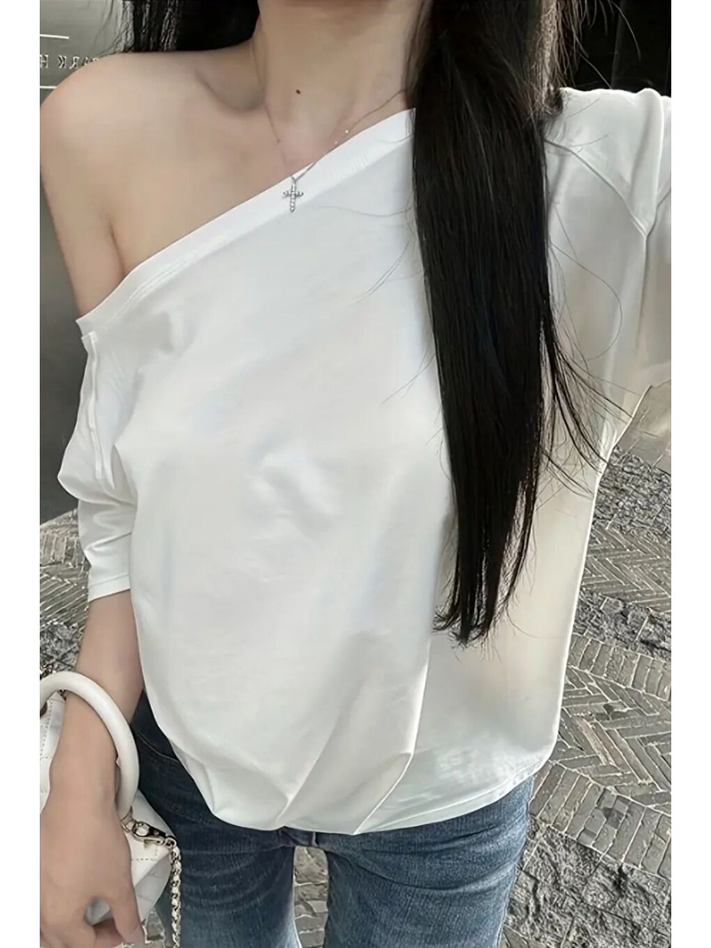 Beyaz Kadın Düşük Omuz Kayık Yaka Oversize T-Shirt-2