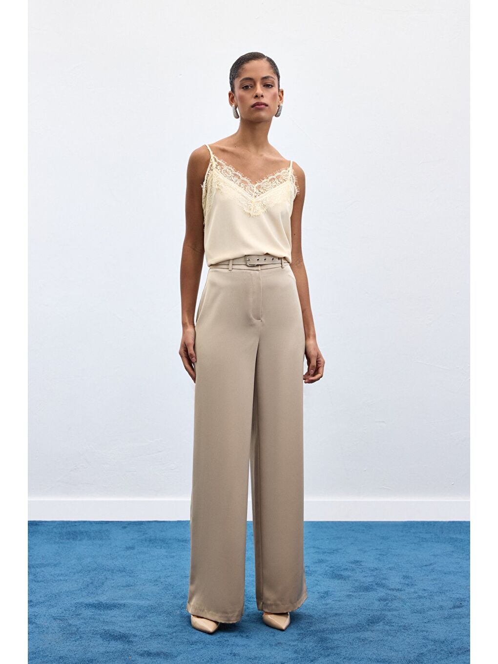 Bej Kemer Detaylı Saten Pantolon - Taş
