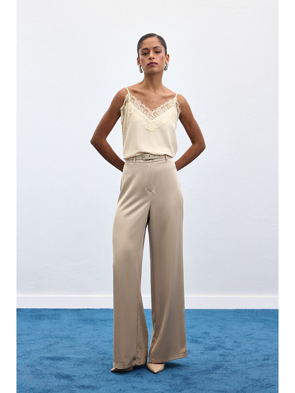 Bej Kemer Detaylı Saten Pantolon - Taş-1