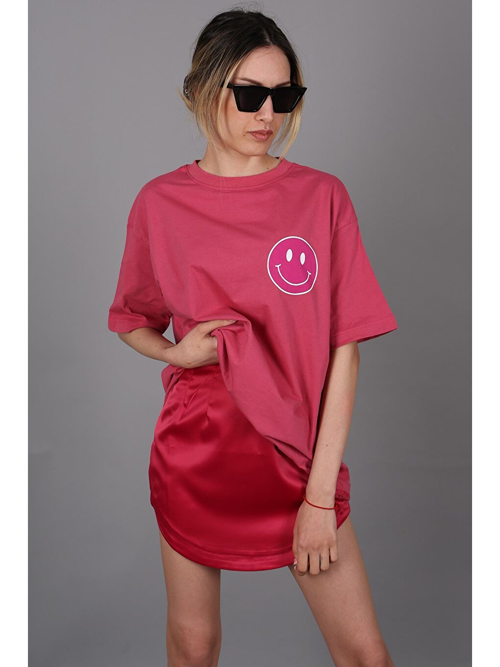 Pembe Arka Baskılı Oversize Yuvarlak Yaka Kadın Tişört-5