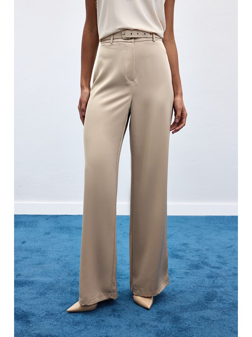 Bej Kemer Detaylı Saten Pantolon - Taş-4