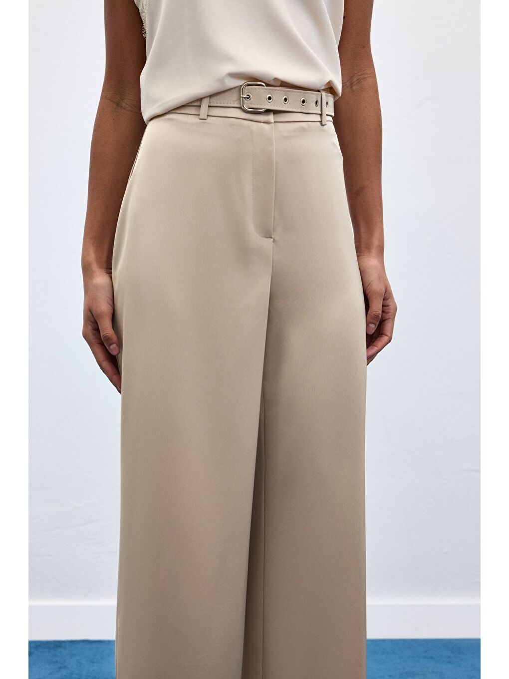 Bej Kemer Detaylı Saten Pantolon - Taş-5