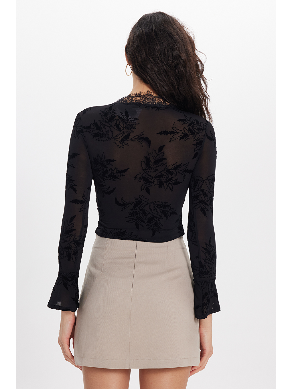 Kadın Slim Fit Dar Kesim V Yaka Uzun Kollu Dantel Detaylı Siyah Bluz-5