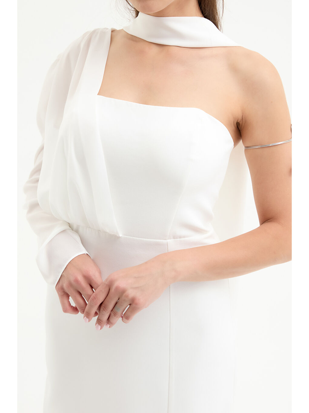 Kadın Beyaz Tek Kol Şal Yaka Yırtmaçlı Uzun Abiye Elbise-3