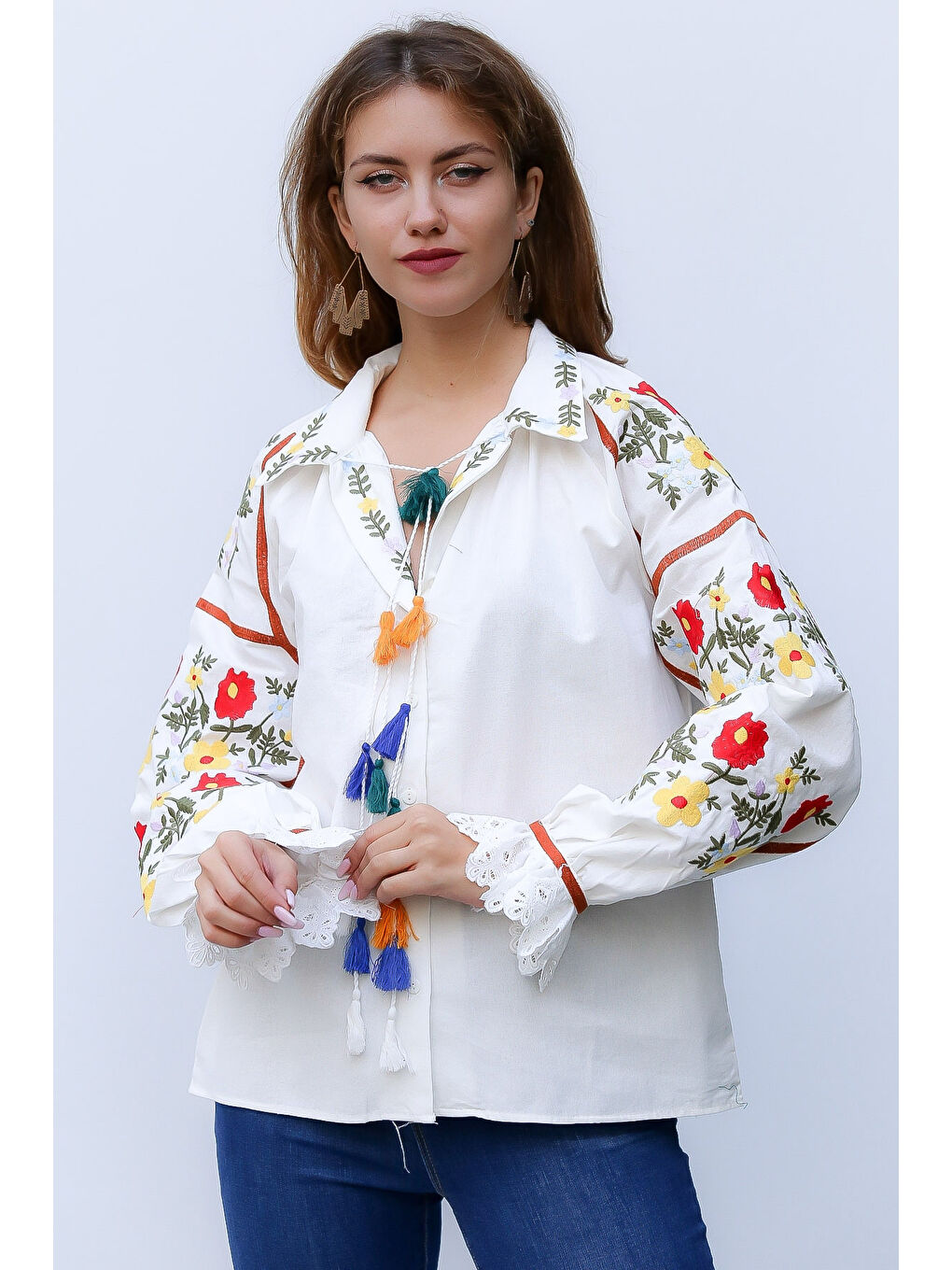 Beyaz Gömlek Yaka Uzun Kol Bağlamalı Püsküllü Nakışlı Standart Klasik Pamuk Dokuma Bluz-4