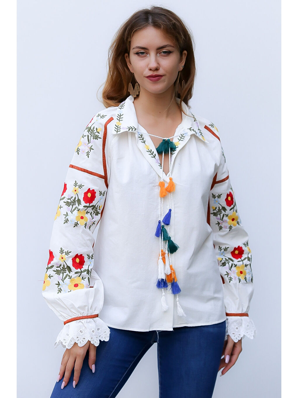 Beyaz Gömlek Yaka Uzun Kol Bağlamalı Püsküllü Nakışlı Standart Klasik Pamuk Dokuma Bluz-5