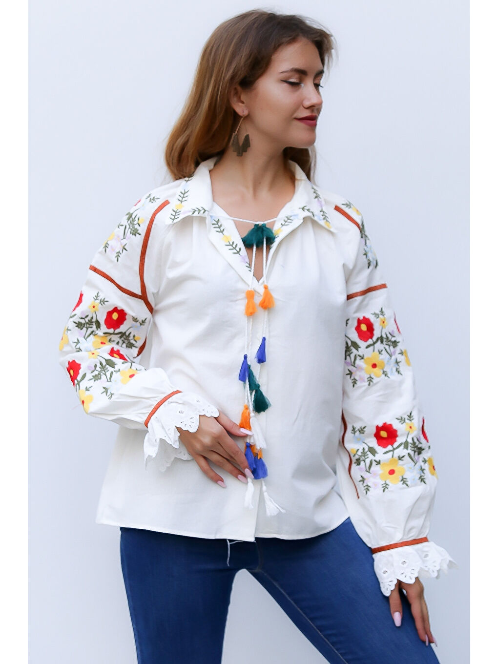 Beyaz Gömlek Yaka Uzun Kol Bağlamalı Püsküllü Nakışlı Standart Klasik Pamuk Dokuma Bluz-6