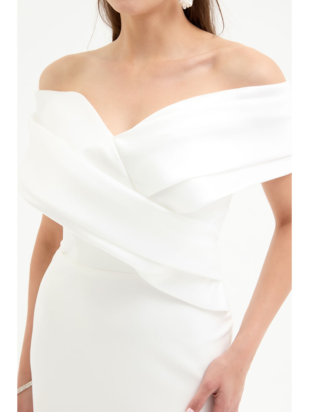 Kadın Beyaz Madonna Yaka Organze Detay Uzun Abiye Elbise-3