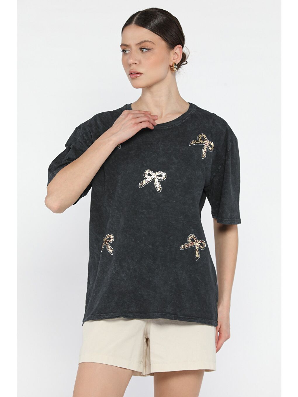 Antrasit Fiyonk Taşlı Yıkamalı Kadın Tişört-1