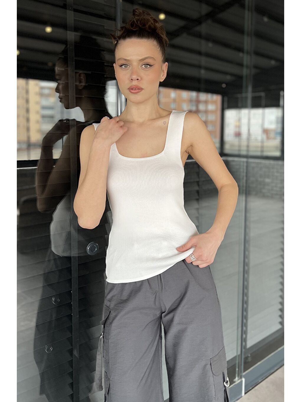 Beyaz Kadın Kare Yaka Kalın Askılı Elastanlı Triko Bluz