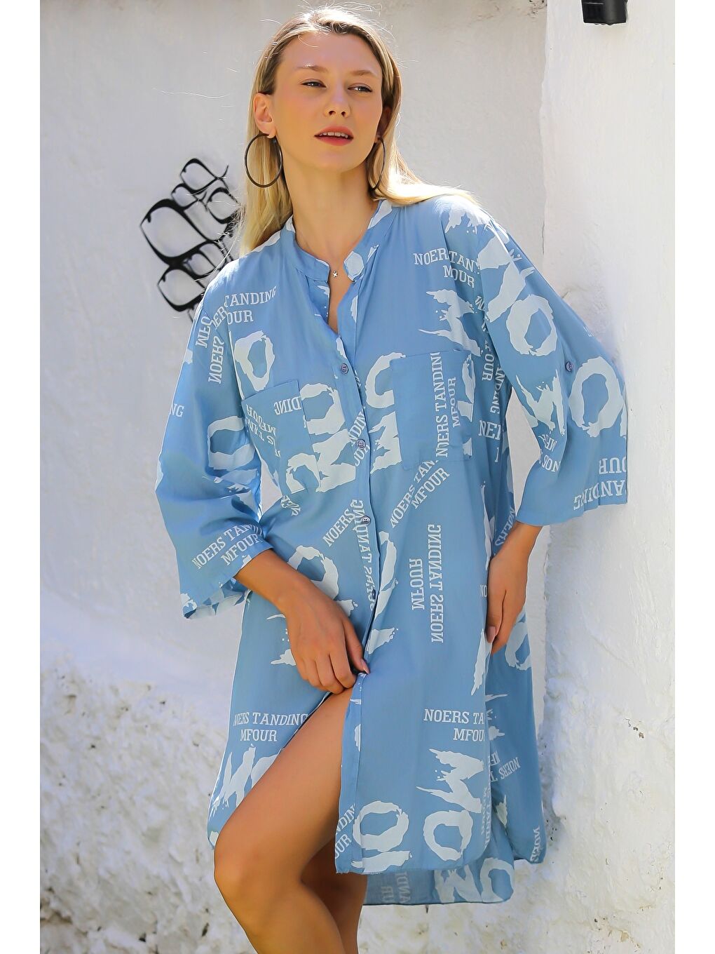 İtalyan Açık Mavi Hakim Yaka Düğmeli 3/4 Kol Düğmeli Cepli Allover Baskılı Dokuma Plaj Elbise-1