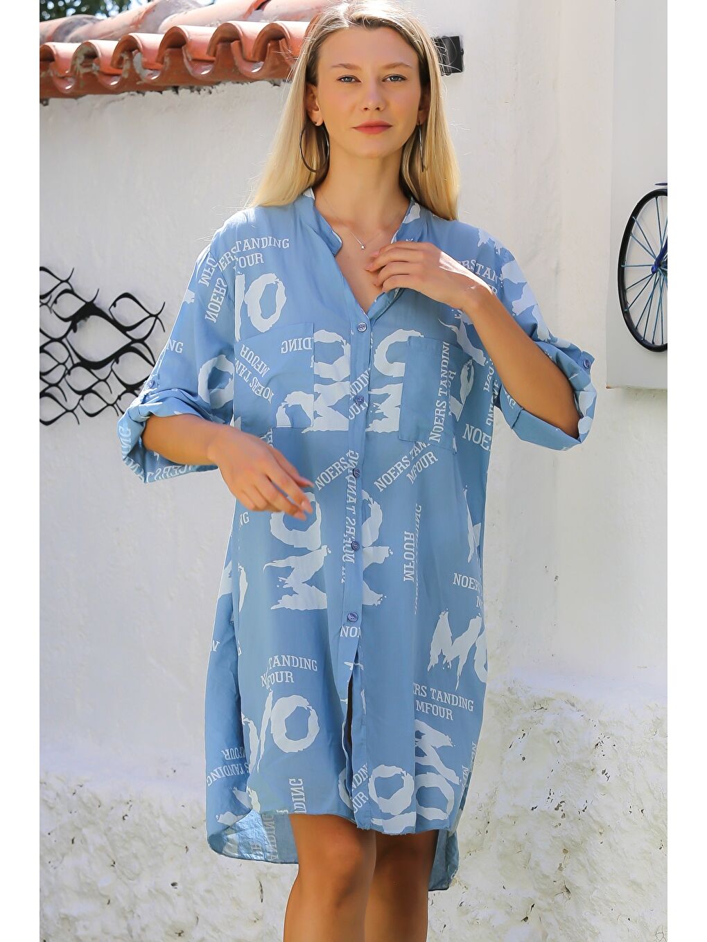 İtalyan Açık Mavi Hakim Yaka Düğmeli 3/4 Kol Düğmeli Cepli Allover Baskılı Dokuma Plaj Elbise-2