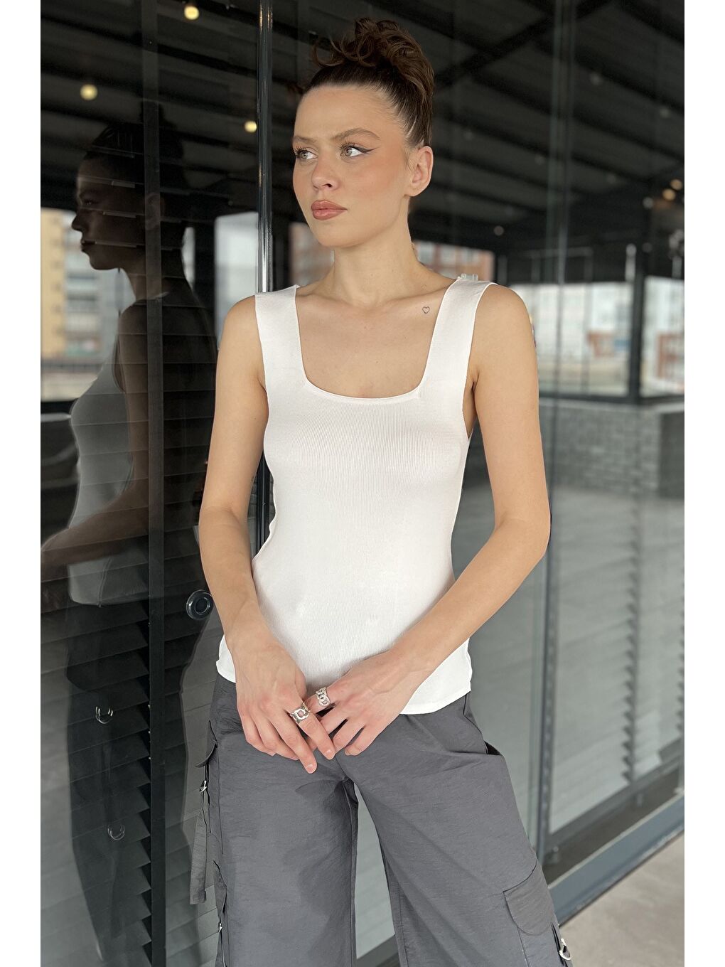 Beyaz Kadın Kare Yaka Kalın Askılı Elastanlı Triko Bluz-1