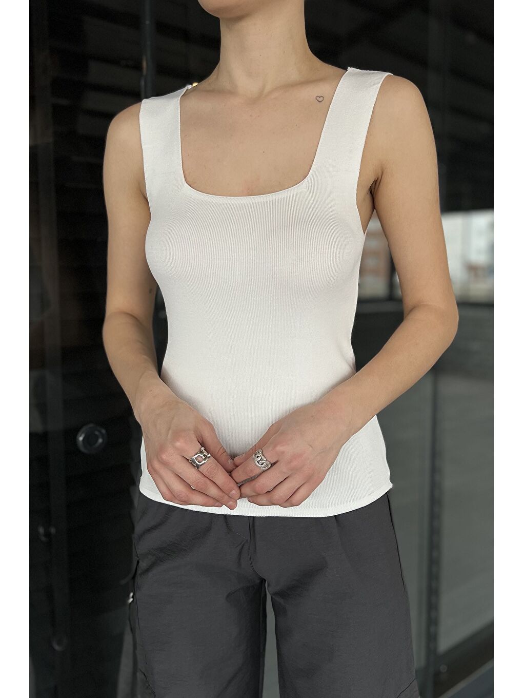 Beyaz Kadın Kare Yaka Kalın Askılı Elastanlı Triko Bluz-2