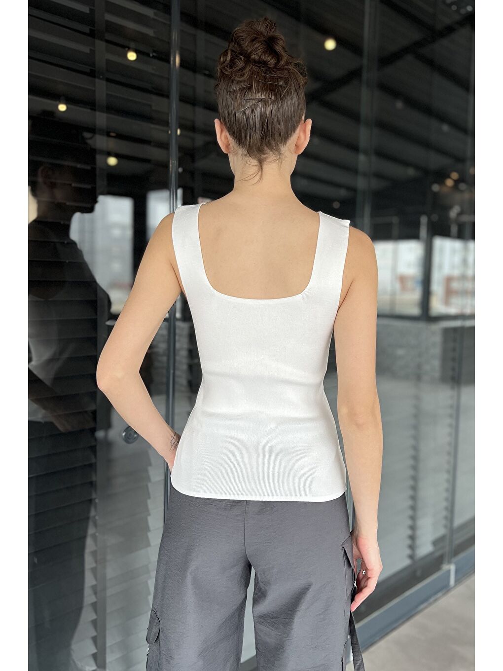 Beyaz Kadın Kare Yaka Kalın Askılı Elastanlı Triko Bluz-3