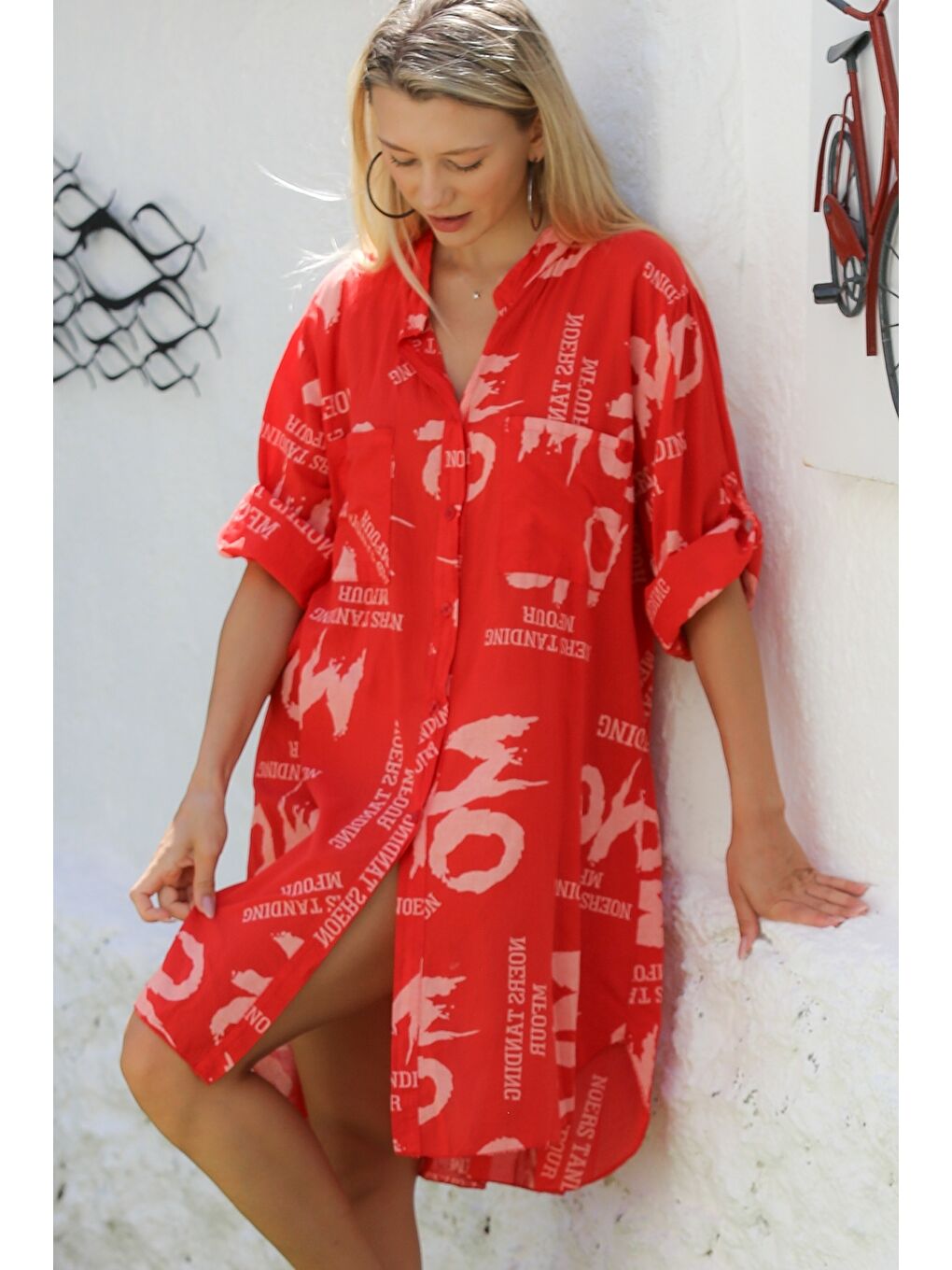 İtalyan Kırmızı Hakim Yaka Düğmeli 3/4 Kol Düğmeli Cepli Allover Baskılı Dokuma Plaj Elbise
