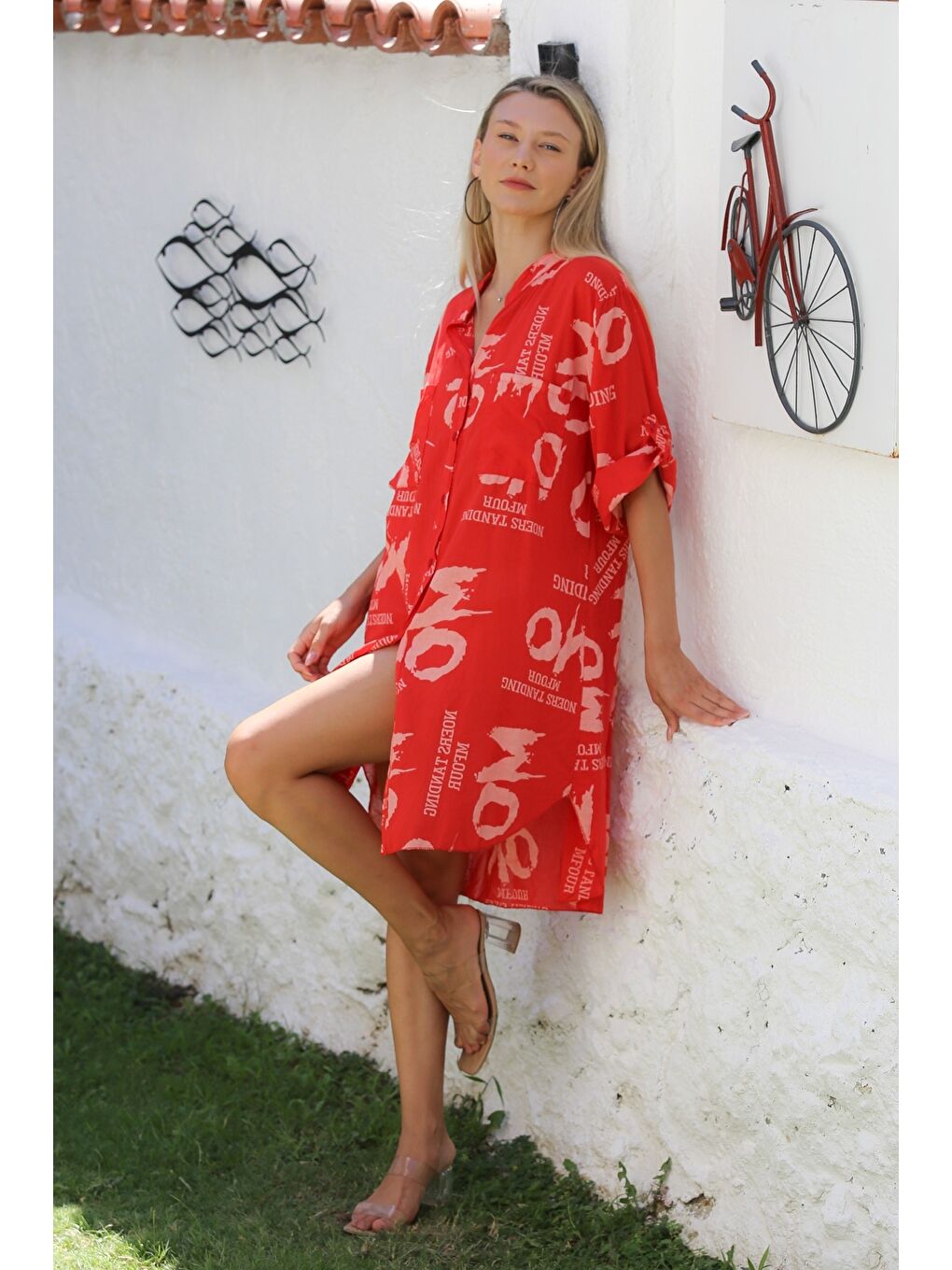 İtalyan Kırmızı Hakim Yaka Düğmeli 3/4 Kol Düğmeli Cepli Allover Baskılı Dokuma Plaj Elbise-1