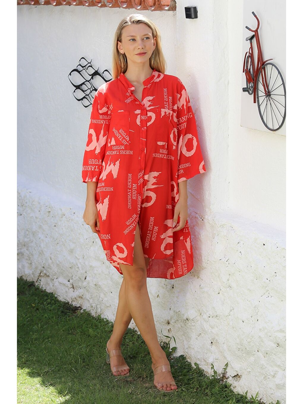 İtalyan Kırmızı Hakim Yaka Düğmeli 3/4 Kol Düğmeli Cepli Allover Baskılı Dokuma Plaj Elbise-2