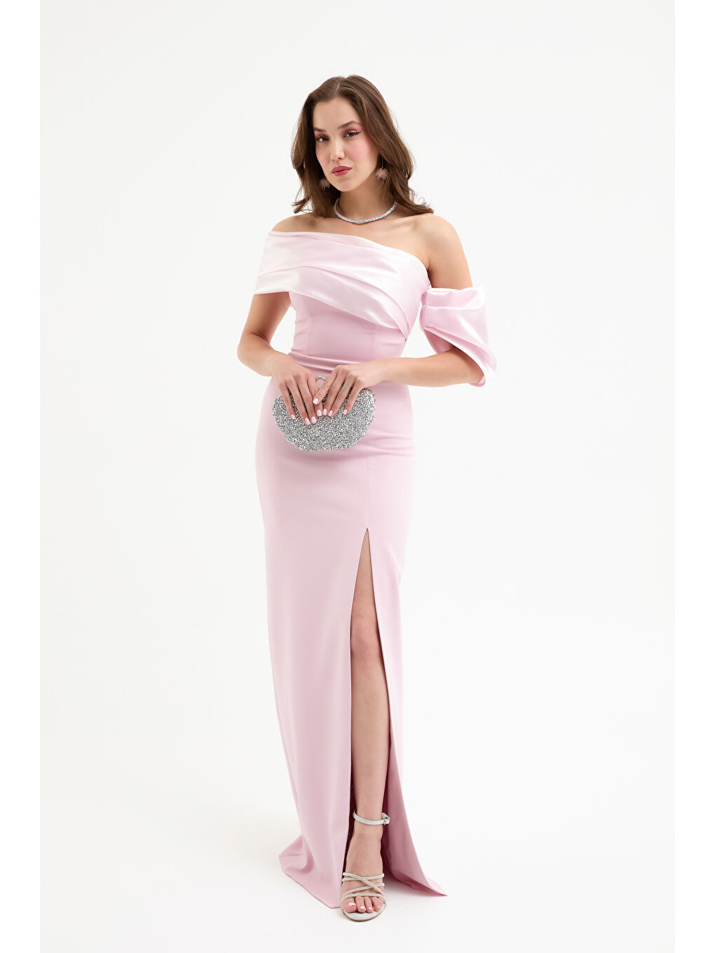 Pembe Kadın Pudra Yaka Detaylı Yırtmaçlı Uzun Abiye Elbise