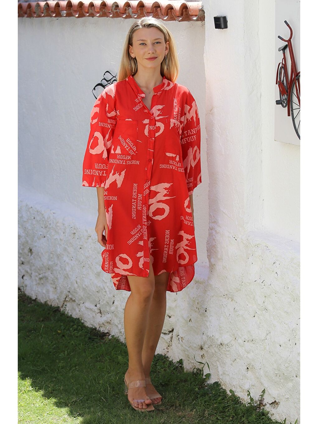 İtalyan Kırmızı Hakim Yaka Düğmeli 3/4 Kol Düğmeli Cepli Allover Baskılı Dokuma Plaj Elbise-3